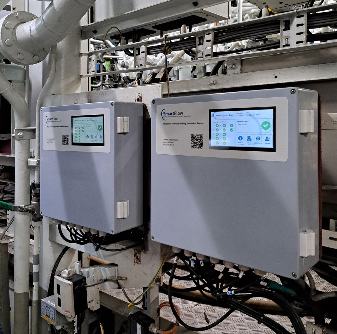 SmartFlow ultrasoon antifoulingsysteem gemonteerd op een industriële leiding voor preventie van biologische aangroei.